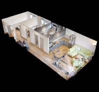 Dispozice 3pokojového bytu s podlahou s dřevěným dekorem, kuchyní a obývací částí.