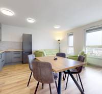 Kuchyně s podlahou s dřevěným dekorem a jídelním stolem ve 3-pokojovém bytě.