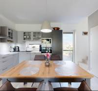 Kuchyně v rodinném domě s dekorem dřeva na jídelním stole.