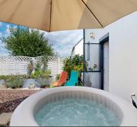 V rodinném domě ve Stupavě je vířivka s terasou pod slunečníkem.