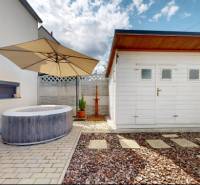 Rodinný dům ve Stupavě s terasou, vířivkou a kamínkovou zahradou.