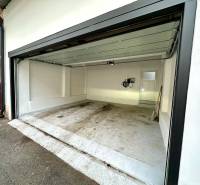 Otevřená garáž na Mäsiarské ulici v Košicích, Staré Město, s bílými stěnami.