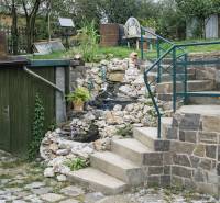 Exteriér rodinného domu na ulici Mieru v Poproči, se schodištěm a květinovou výzdobou.