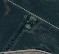 Letecký pohled na komerční pozemky ve Stupavě obklopené zelenou krajinou.