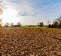 Komerční pozemky ve Stupavě na Stupavě s podzimní krajinou a stromy.