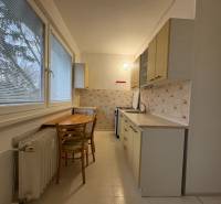 Kuchyně v 3-pokojovém bytě s jednoduchým zařízením a okny s výhledem.