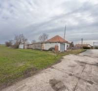 Starší dům na ulici Jatov v Jatově se sousedním pozemkem určeným k bydlení.