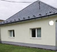 Rodinný dům na Trnavské ulici v Bernolákově, se šikmou střechou a zahradou.