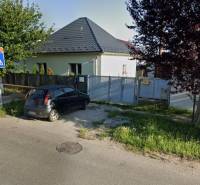 Rodinný dům na Trnavské ulici v Bernolákově s autem zaparkovaným před bránou.