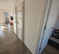 Chodba v rodinném domě s hračkami a dlažbou.