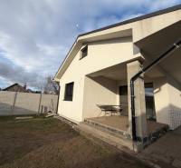 Rodinný dům v Ludanicích na Tiché ulici s terasou a oplocenou zahradou.