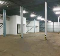 Sklady a haly s ocelovými sloupy a betonovou podlahou.