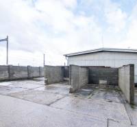 V Šenkvicích na Nádražní ulici jsou na fotografii zobrazeny sklady a haly s pevnými betonovými stěnami.