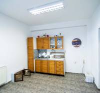 Interiér skladu s halami obsahuje kuchyňskou linku, dekorace a kachličkovou podlahu.