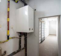 Interiér se spotřebičem a trubkami v prostorách Sklady a haly.