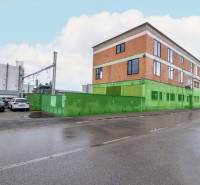 Budova na ulici Nádražná v Šenkvicích, sloužící jako sklady a haly.