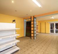 Interiér sklady a haly s policemi a dveřmi, podlaha s dekorem.