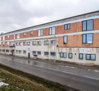 Budova na ulici Nádražná v Šenkvicích, určená pro sklady a haly.