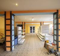 Interiér skladu s regály a květinovým motivem na stěně, Sklady a haly.