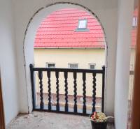 Renovace balkónu s červenou střechou v rodinném domě, Vizsoly.