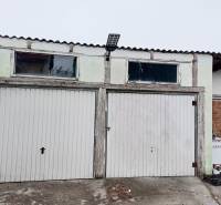 Garáž se dvěma roletovými dveřmi a solárním panelem u rodinného domu ve Vizsoly.