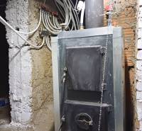 Kotelná v rodinném domě s potrubím a topným systémem.