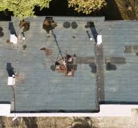 Plochá střecha budovy na Hviezdoslavově ulici v Michalovcích s anténou a úpravami.