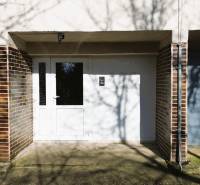 Vstup do 4-pokojového bytu na Hviezdoslavově ulici v Michalovcích s cihlovou fasádou.