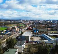 Letecký pohled na Hviezdoslavovu ulici v Michalovcích s výhledem na stadion.