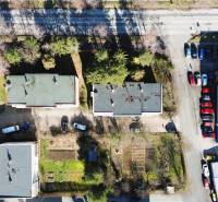 Letecký pohled na Hviezdoslavovu ulici v Michalovcích s parkovištěm a budovami.