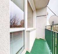 Balkon 4pokojového bytu s výhledem na Hviezdoslavovu ulici v Michalovcích.