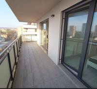 Balkon 3pokojového bytu s výhledem na Alvinczyho ulici v Košicích, městská část Staré Město.