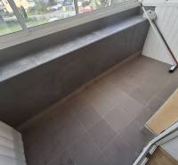 Zasklený balkon s dlažbou v 2-pokojovém bytě, Most pri Bratislavě, M. R. Štefánika.