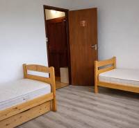 Dětský pokoj se standardními postelemi a podlahou s dřevěným dekorem ve 3-pokojovém bytě.