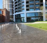 Fontána a moderní budovy s cihlovou architekturou v Bratislavě - Staré Město, na Továrenské.