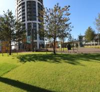 Park s dětským hřištěm a věžákem na Továrenské ulici v Bratislavě - Staré Město.