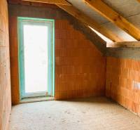 Interiér podkroví, cihly, světlo, stavba, dřevěné trámy, renovace, chata, okno.