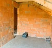 Zděná místnost, střešní konstrukce, hrubá stavba a příprava na dokončení pro interiér.