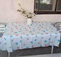 Terasa rodinného domu v Horních Salibách se dvěma kovovými židlemi a stolem s ubrusem.