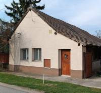 Rodinný dům v Horních Salibách s bílou fasádou a šikmou střechou.