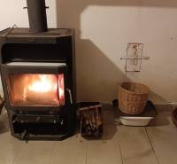 Rodinný dům s krbem, pletenými košíky a ohništěm na udržování tepla a atmosféry.