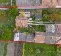 Letecký pohled na rodinný dům a zahradu ve Velkých Dvornících.