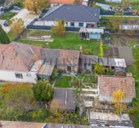 Rodinný dům ve Velkých Dvorníkách s rozlehlou zahradou a okolní zelení.