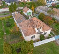 Rodinný dům ve Velkých Dvorníkách s prostornou zahradou, garáží a pěstitelskými plochami.