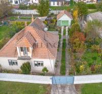 Rodinný dům ve Velkých Dvorníkách s předzahrádkou a přístupovou cestou.