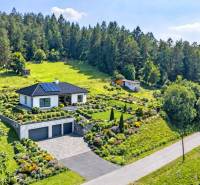 Dům obklopený zelení u lesa v Ďurďovém, Považská Bystrica na pozemku pro bydlení.