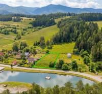 Pozemek na bydlení v Ďurďovém, Považská Bystrica, s výhledem na okolní přírodu a vesnici.