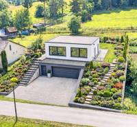 Dvoupatrová stavba s upravenou zahradou na pozemcích - bydlení v Ďurďovém, Považská Bystrica.