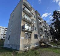 Čtvrtý patrový bytový dům se vstupem a balkony Šahy, a gyurkyho.