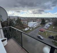 Výhled na ulici a Gyurkyho v Šahách ze 4-pokojového bytu s parkováním.